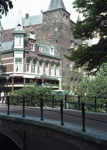 808859 Gezicht op de panden Oudegracht 101-103 (restaurant Albert's Corner) en het huis Oudaen (Oudegracht 99) te ...